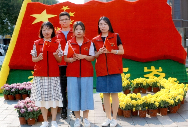 山東三箭集團(tuán)黨委助力“雙報到”社區(qū) 開展“我和國旗同框”活動